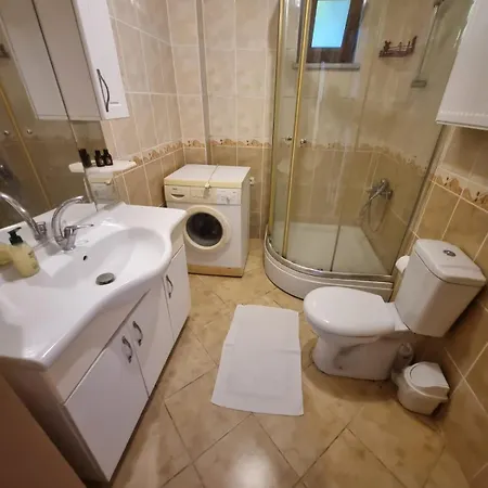 מלון דירות Snow Hill House 4*